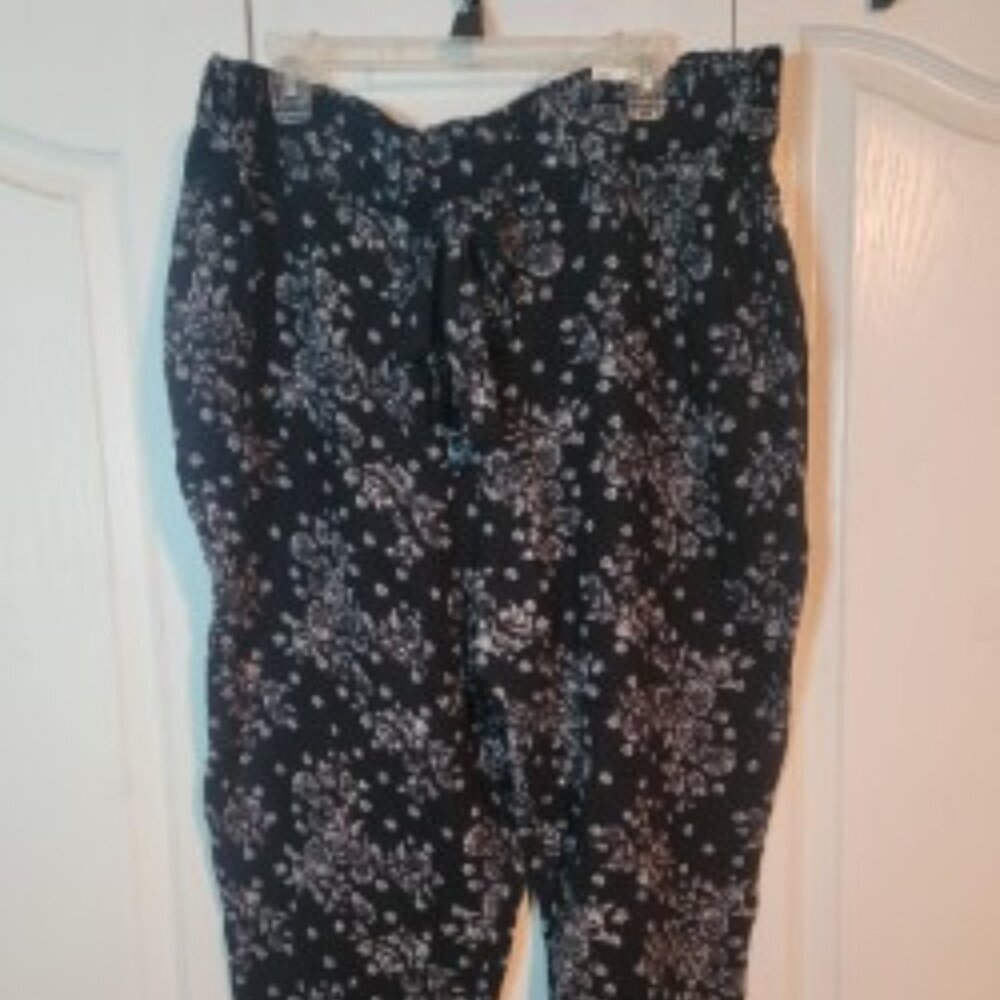 SO High Rise Tapered Pull-On Pants Size 2X Black Floral Lightweight